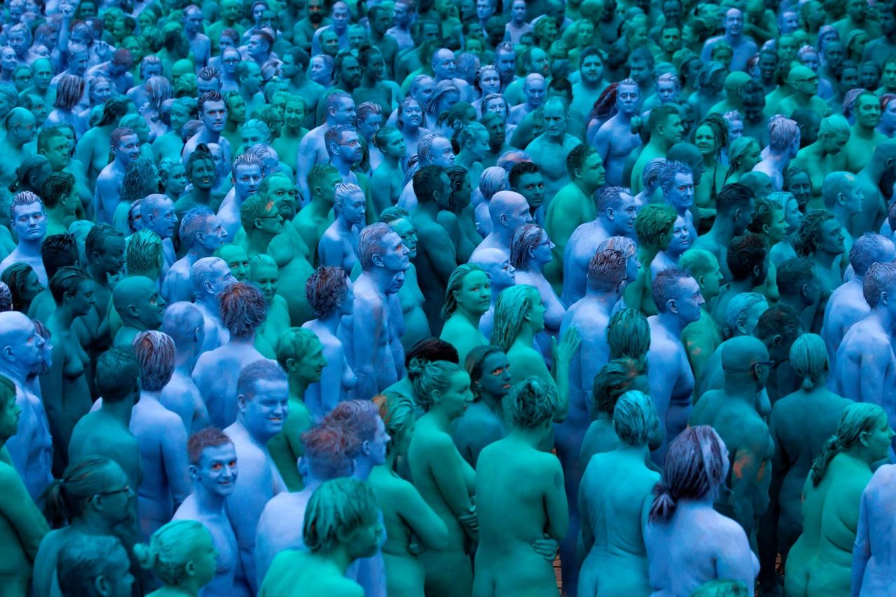 Sea Of Hull By Spencer Tunick Naked Volunteers Dyed Blue For Art