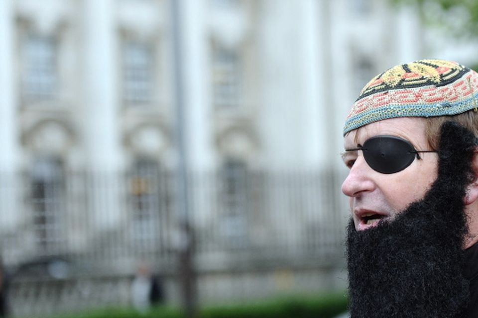 Loyalist  campaigner Willie Frazer arrives at Laganside Court  dressed up as radical Muslim cleric Abu Hamza for a  court appearance. Pic Colm Lenaghan/Pacemaker