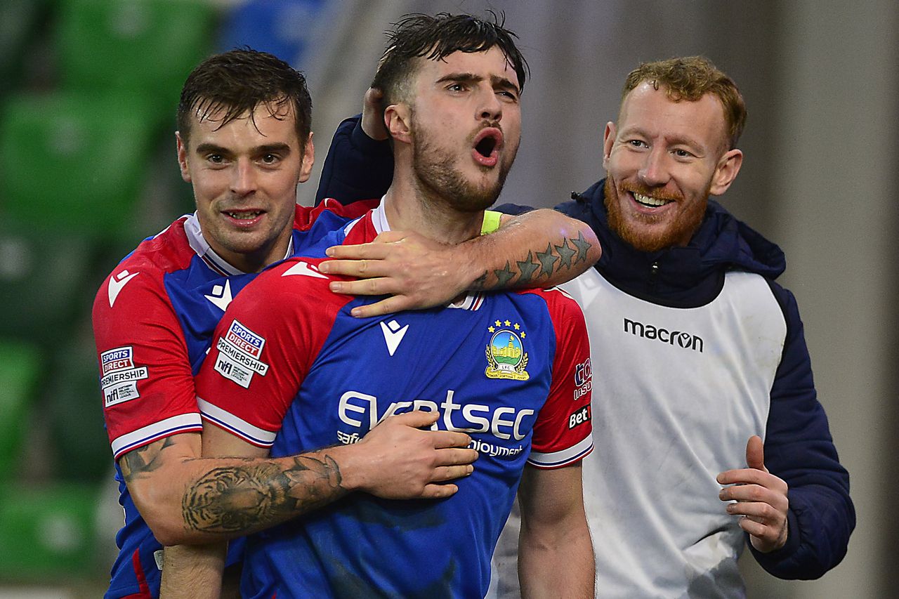 Linfield ensure they will be Christmas No.1 after victory over