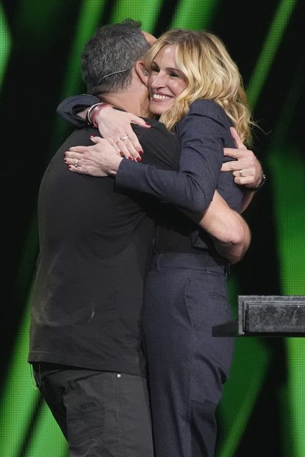 Dave Matthews hugs Julia Roberts at Saturday’s event in Cleveland, Ohio (Chris Pizzello/AP)