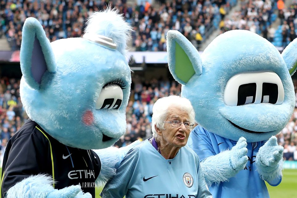 Vera Cohen poses with Manchester City mascots Moonchester and Moonbeam (Martin Rickett/PA)