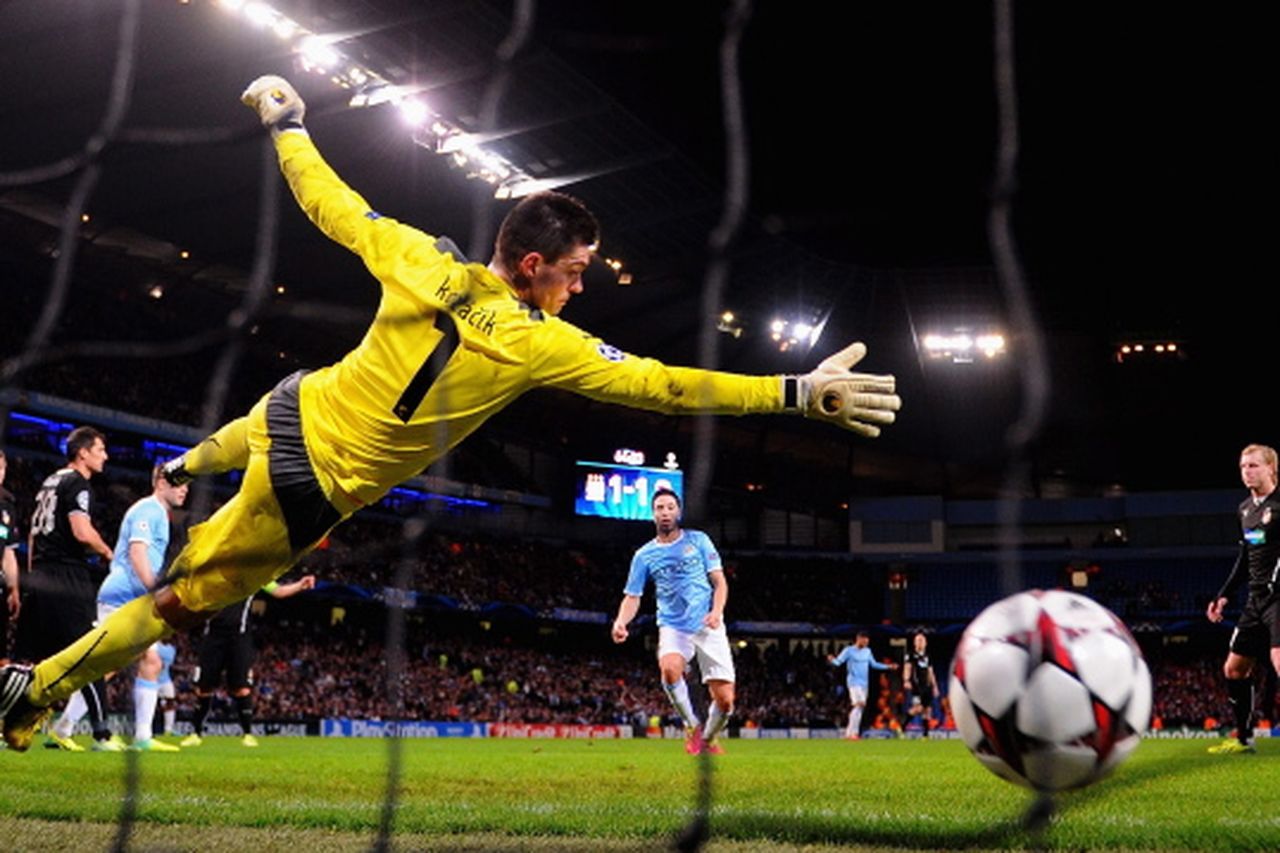 Manchester City 1-0 Steaua Bucuresti: Fans hail Joe Hart as Blues reach  Champions League group stage