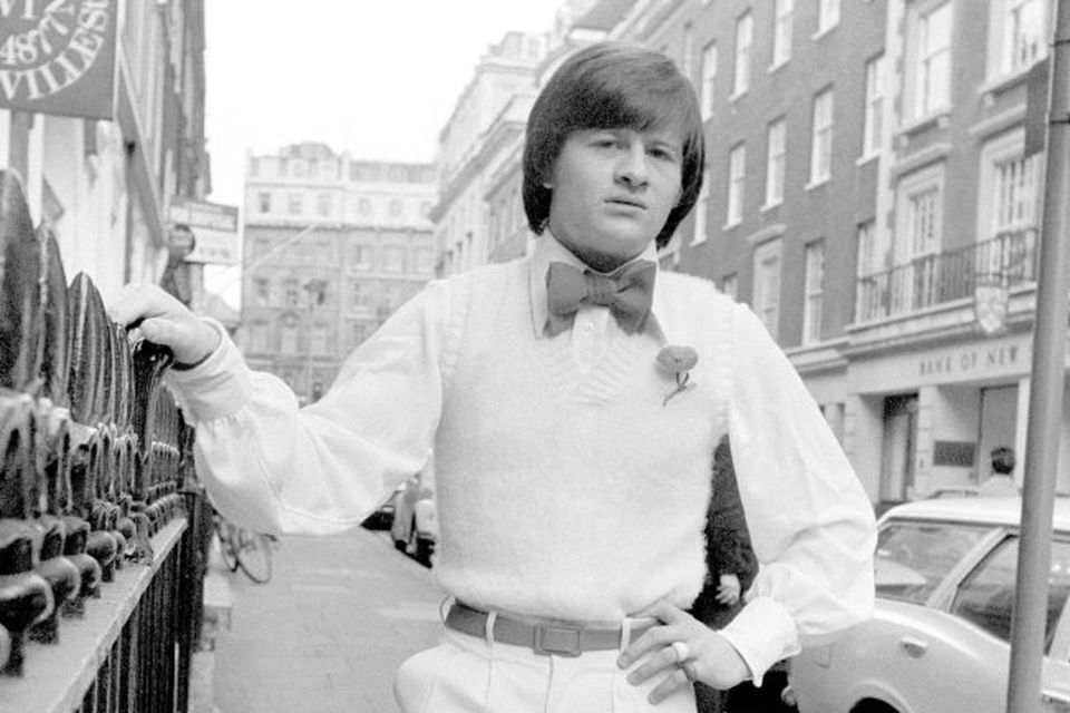 13-04-1973, world professional snooker champion Alex Higgins shows off his new look, as created by Tom Gilbey.