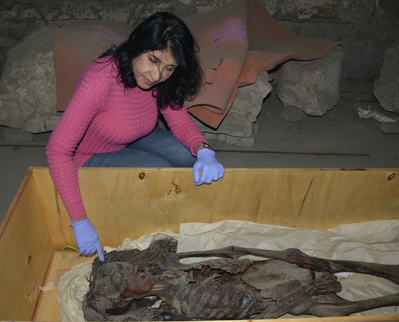 Professor Sahar Saleem with the Screaming Woman mummy (Sahar Saleem/Cairo University/PA)