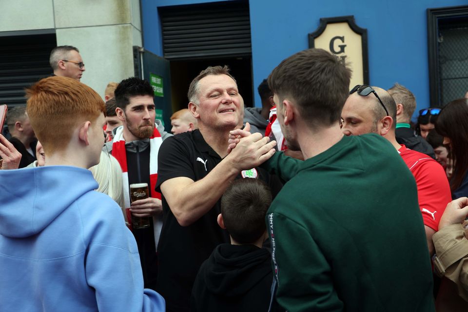 PACEMAKER BELFAST. 06/05/2024
Fresh from their first Irish Cup victory in 45 years with a 3-1 win over Linfield on Saturday the Cliftonville payers and management went on a bus tour of parts of Belfast on Monday afternoon.
Manager Jim Magilton
