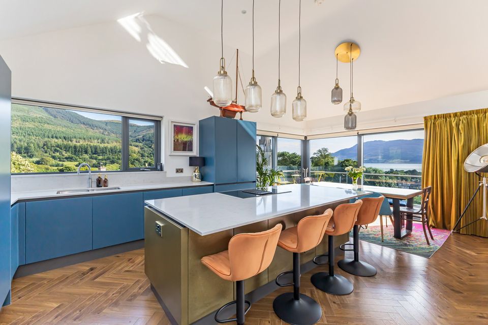 Kitchen with breakfast bar