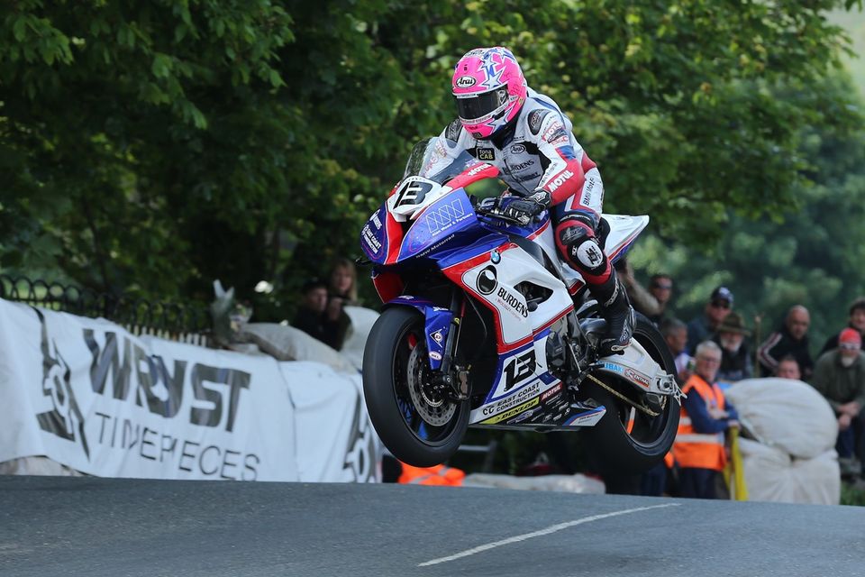 Michael Dunlop venceu hoje a corrida de Superbikes na Ilha de Man igualando  recorde de McGuiness - MotoSport