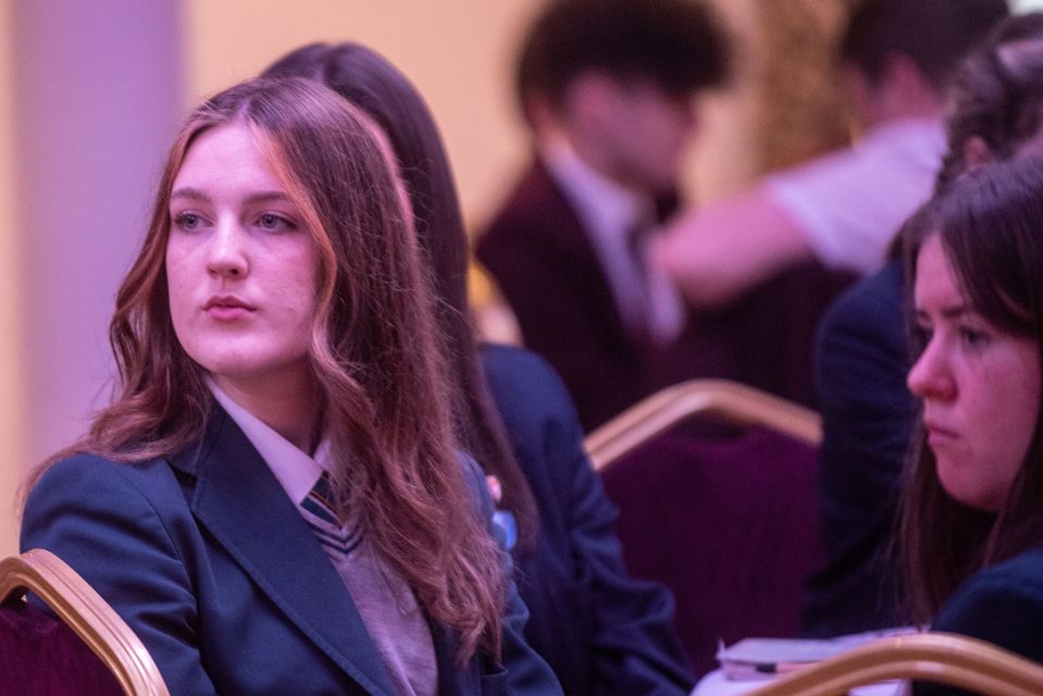 Estudiantes en un evento Let's Talk del equipo de buenas relaciones del consejo de la ciudad de Derry y el distrito de Strabane.  Foto de Martin McKeown.