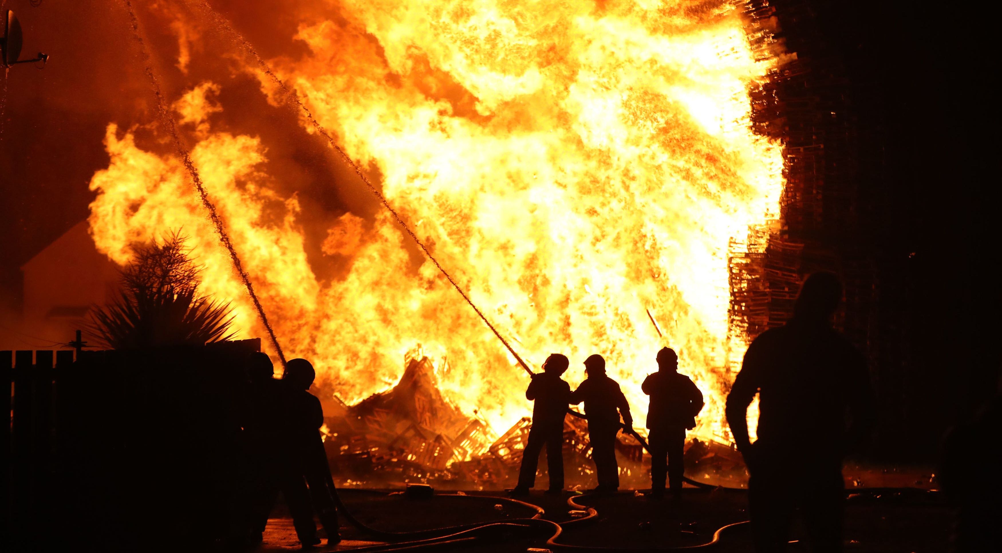 Light bonfires. Одиннадцатая ночь (Eleventh Night) - Северная Ирландия. Fire Lightning. What is Light Bonfires.
