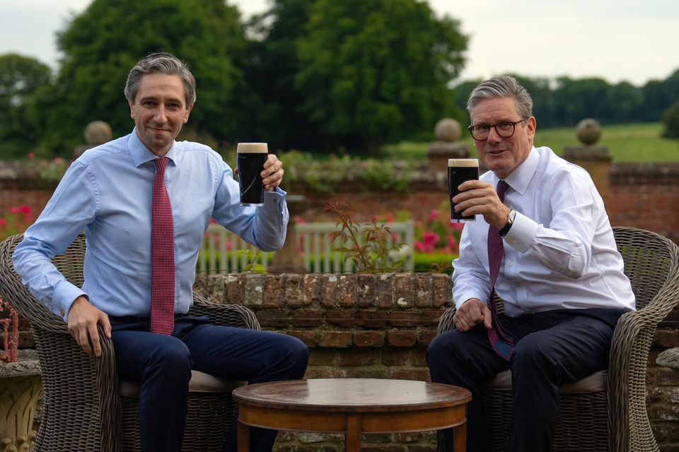 Simon Harris and Sir Keir Starmer enjoy a pint of Guinness at Chequers (Carl Court/PA)