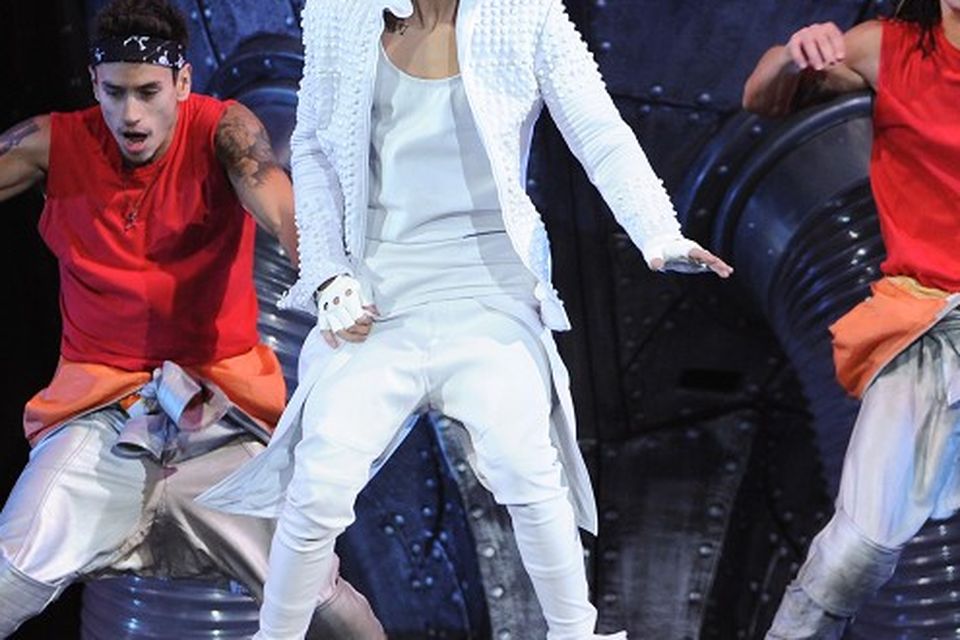 Bieber's pants fall down on stage
