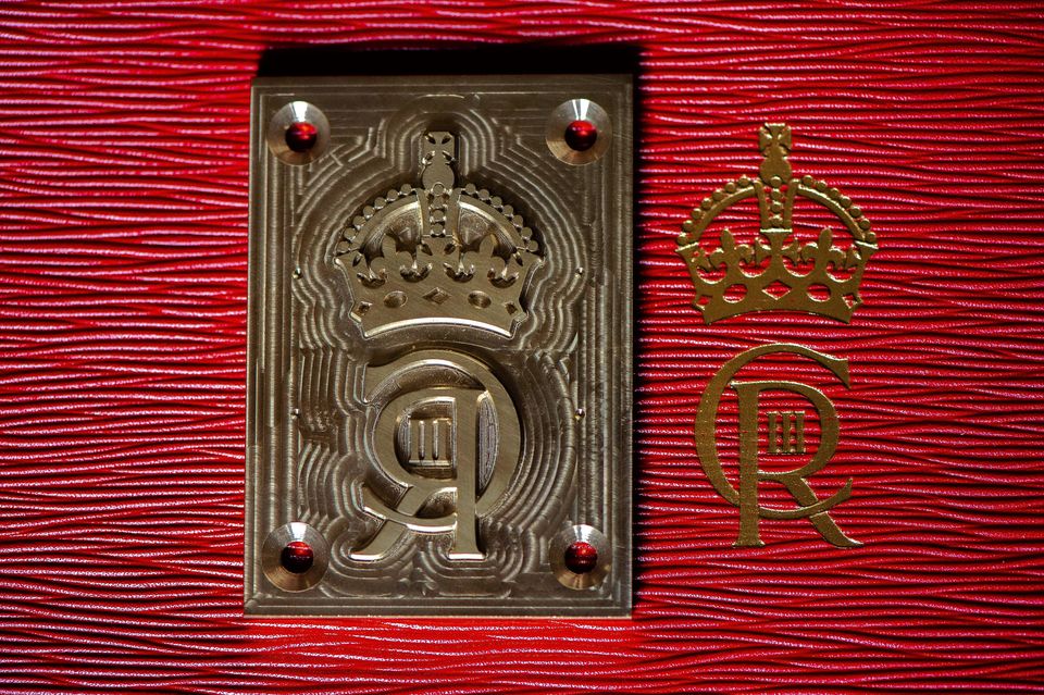 King to use same famous red box as his mother and grandfather