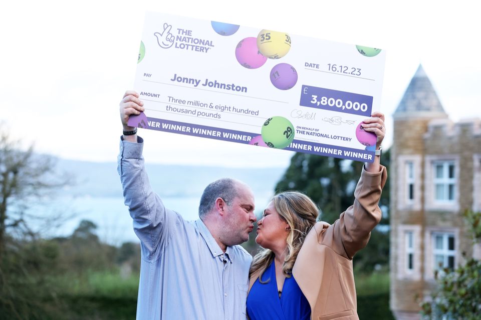 Jonny Johnston i Christina Williams są w lepszej sytuacji o 3,8 miliona funtów po wygraniu losowania lotto Press Eye – Belfast – Irlandia Północna – 28 grudnia 2023 r.