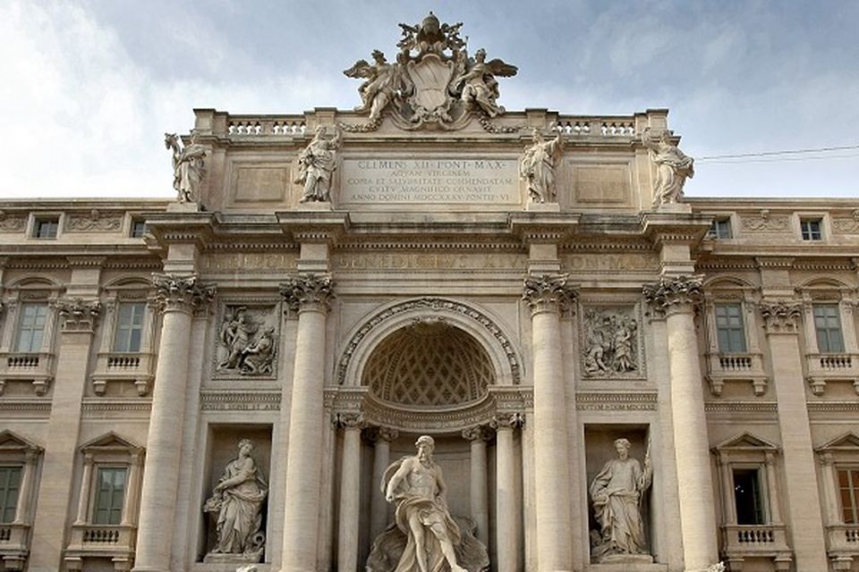 trevi fountain red