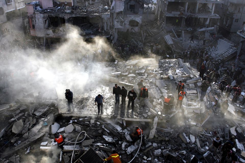 Palestinians search for bodies in the rubble of the destroyed house of Hamas senior leader Nizar Rayan after an Israeli missiles strike in the refugee camp of Jabaliya on January 1, 2009 in Gaza