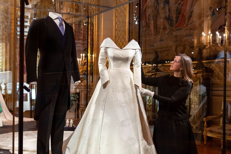 Princess eugenie 2025 wedding dress display