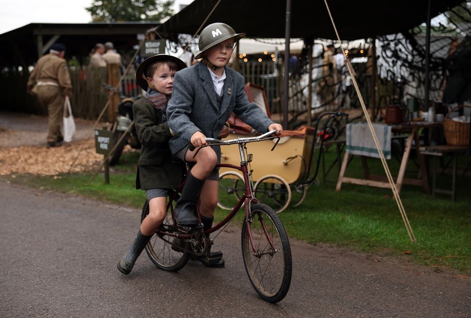 Racegoers in vintage fashion at the event (Kieran Cleeves/PA)