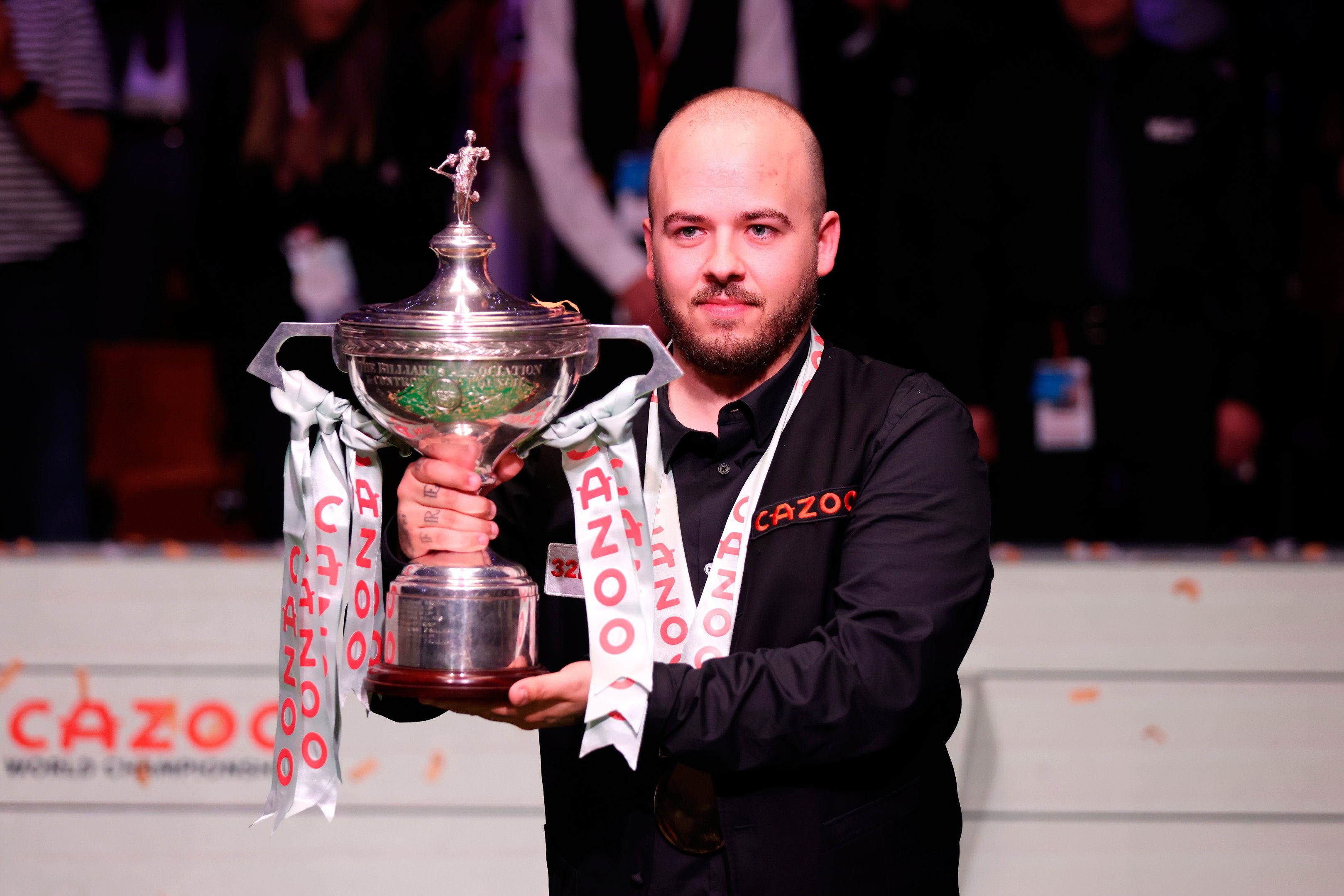 Luca Brecel uit België won het World Snooker Championship door Mark Selby te verslaan