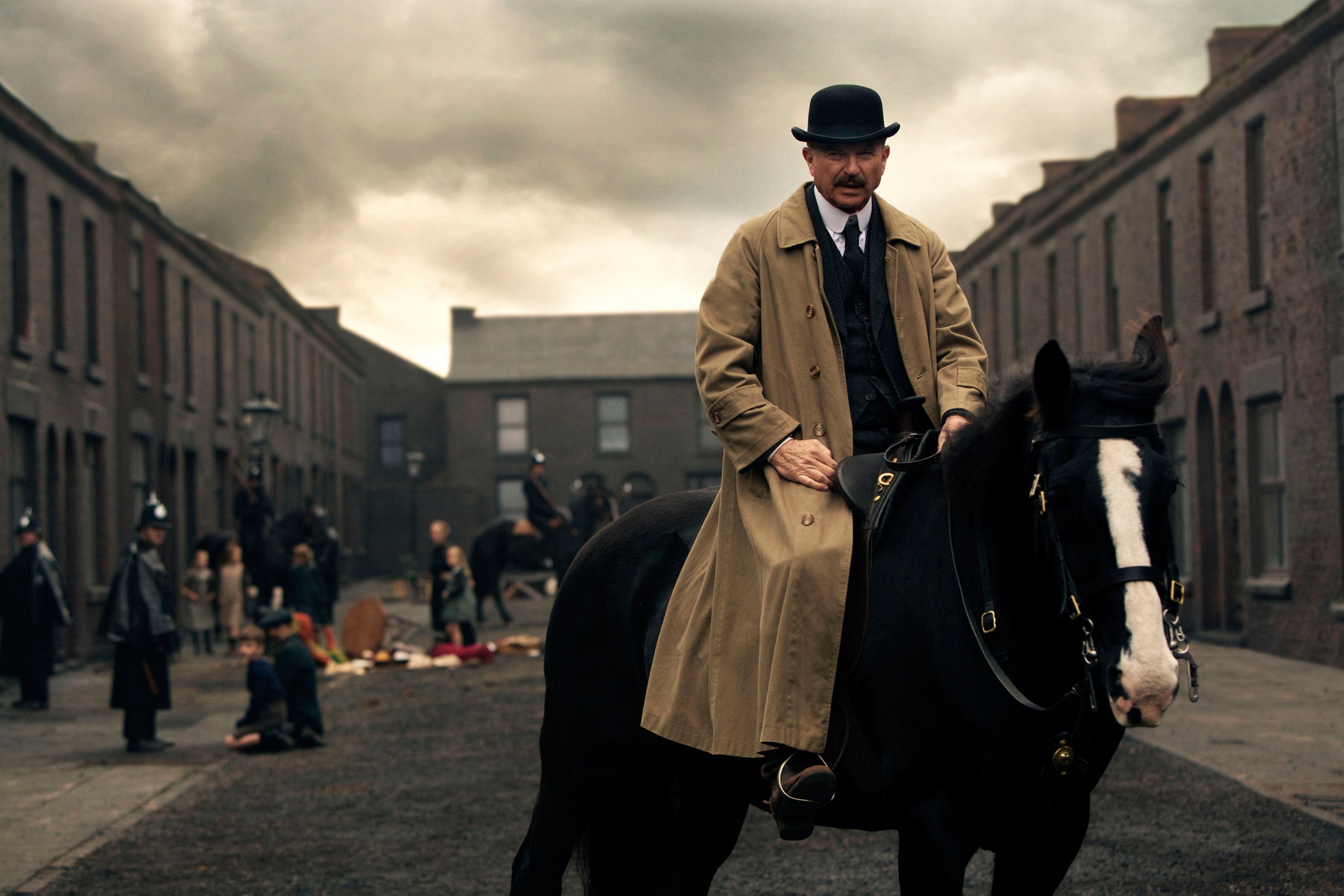 Острые козырьки 2. Острые козырьки / Peaky Blinders (2013). Бирмингем в сериале острые козырьки. Сэм Нил острые козырьки. Сериал острые козырьки 2 сезон.