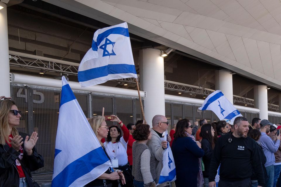 People lined up to applaud the killed captive (AP)