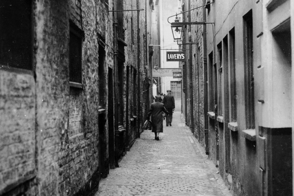 Wilson's Court, Belfast. A narrow alley between High Street and Ann Street. Sign for "Lavery's". Gas bracket lamp.  16/5/1941
BELFAST TELEGRAPH COLLECTION/NMNI