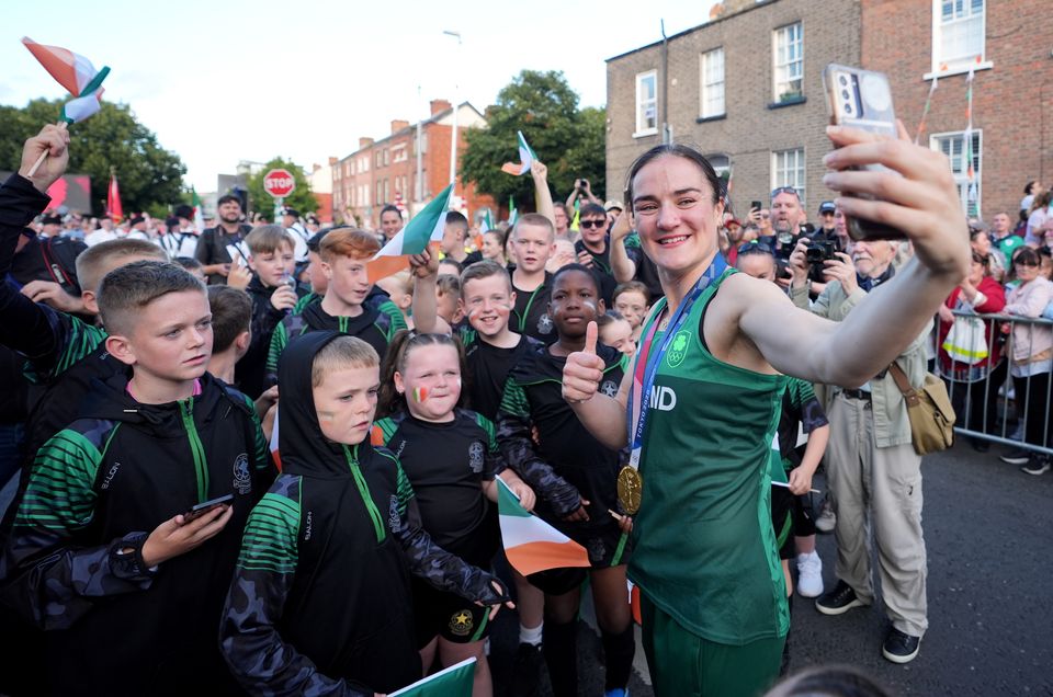 Kellie Harrington poses for a selfie with local children (Niall Carson/PA)