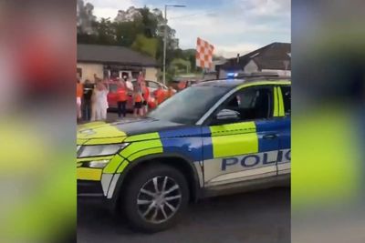 Complet.  La police enquête après qu’un officier agitant un drapeau a été filmé en train de patrouiller dans une voiture de patrouille après la victoire d’Armagh au championnat de toute l’Irlande.