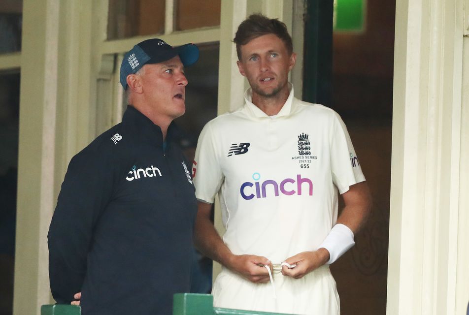 Graham Thorpe talks with Joe Root during the 2021/22 Ashes (Jason O’Brien/PA).