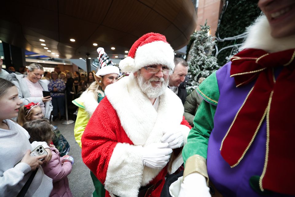 Press Eye - Belfast - Northern Ireland - November 9, 2024 Magical fairy festivities signal the start of the festive season in Victoria Square Santa enjoys the festivities in Victoria Square, Belfast. The festive season officially kicked off in Belfast this weekend after a sprinkling of fairytale magic. In a dramatic turn of events, a flying fairy joined Santa to help turn on Victoria Square's iconic Christmas lights, with a shower of snow descending from the dome above the crowds. After the lights came on in Victoria Squares, Santa's Grotto opened its doors, welcoming little ones to meet Santa, share their Christmas wishes and take a special festive photo. Located on level 2, the Grotto is open every weekend until Christmas with midweek opening times planned for late November and December. A special Christmas fair will also take place in the mall every weekend in November and daily from Friday, December 6 to Monday, December 23, offering a variety of local treats and treats, as well as artisan gifts. To find out more about Victoria Square's festive events, opening hours and to purchase gift cards, visit www.victoriasquare.com/christmas Photo by Kelvin Boyes, Press Eye.