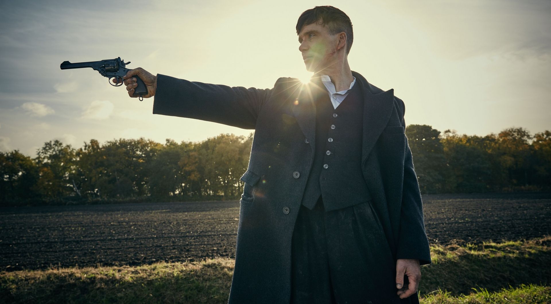 Выйди на рабочий. Peaky Blinders Thomas Shelby. Острые козырьки 4k. Острые козырьки Томас Шелби с пистолетом. Томас острые козырьки 4к.