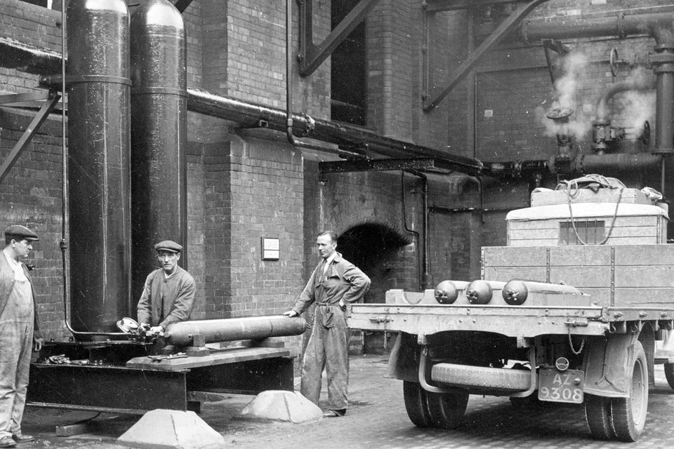 Yardmen busy themselves bottling gas.  30/6/1934
