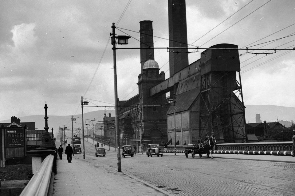 Looking along the Albert Bridge to The East Bridge Street Power Station.  2/9/1943
BELFAST TELEGRAPH COLLECTION/NMNI