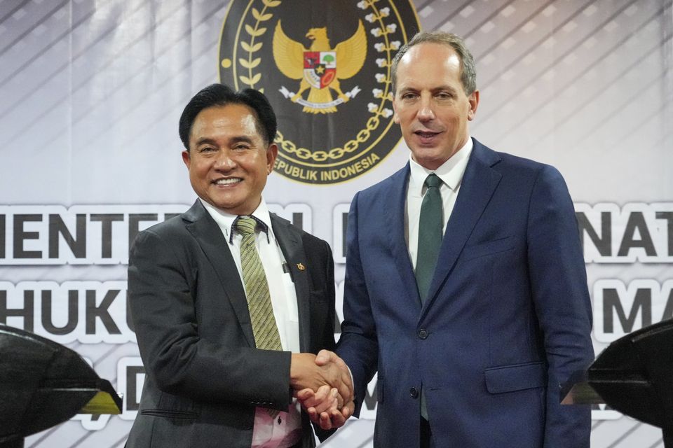 Indonesia’s Yusril Ihza Mahendra with France’s Ambassador to Indonesia Fabien Penone during a press conference on the deal to send home Serge Atlaoui (Tatan Syuflana/AP)