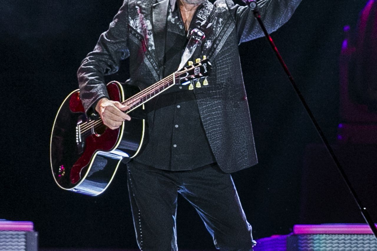 Neil Diamond bows out because of Parkinson s check out his last