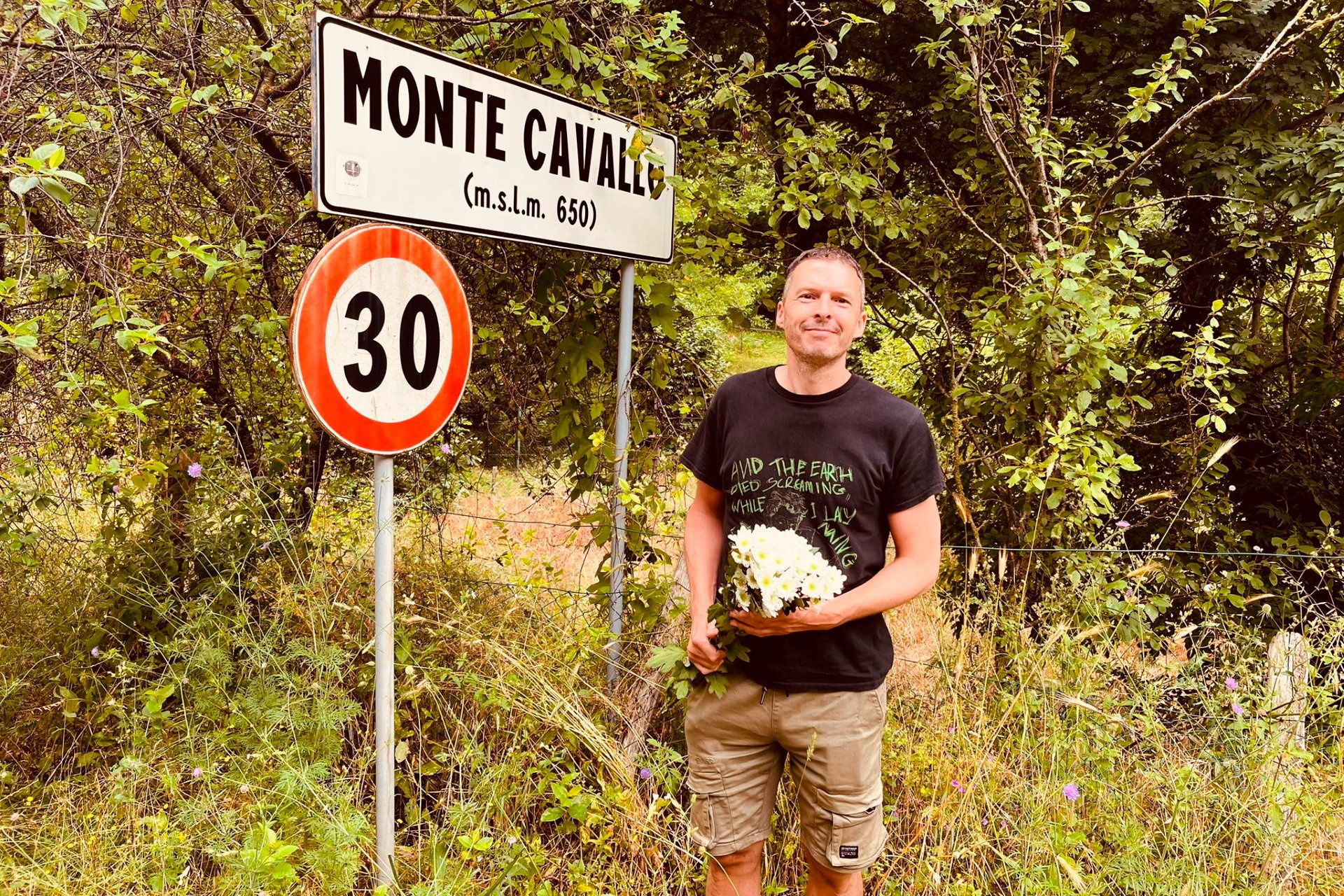 La star autunnale Richard Clements intraprende un emozionante pellegrinaggio sul luogo della fuga del nonno dell’eroe dai nazisti
