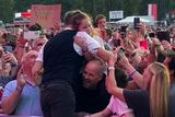 thumbnail: Heartfelt moment as Bruce Springsteen hugs Farrah Lavery at Belfast concert (Credit: Aiken Promotions)