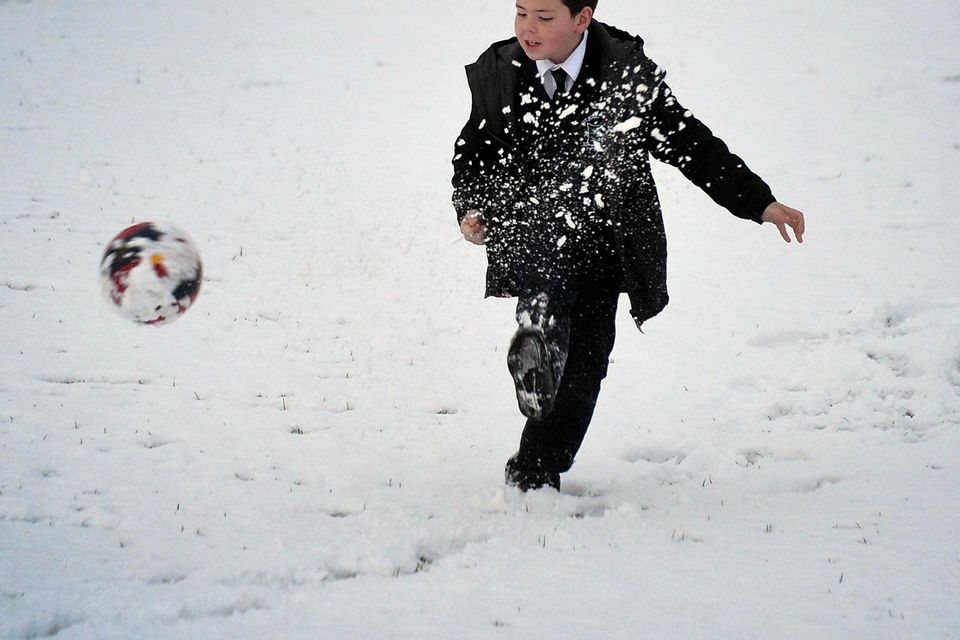 Pacemaker Press 08/12/2017
Eoin Donnelly plays football in Crumlin , as heavy snow falls across  Northern Ireland on Friday morning, leaving difficult driving conditions for motorists and some schools closed.
Pic Colm Lenaghan/ Pacemaker