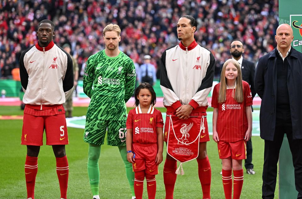 LONDON, ENGLAND - MARCH 16:  (THE SUN OUT, THE SUN ON SUNDAY OUT)  Ibrahima Konate, Caoimhin Kelleher, Virgil van Dijk and Arne Slot, Manger of Liverpool, line up with their mascots prior to the Carabao Cup Final between Liverpool and Newcastle United at Wembley Stadium on March 16, 2025 in London, England. (Photo by Liverpool FC/Liverpool FC via Getty Images)