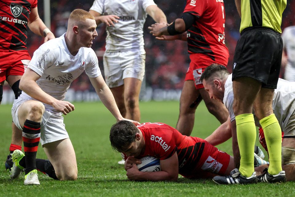 InvestecStade Toulousain's Antoine Dupont scores as Nathan Doak looks on