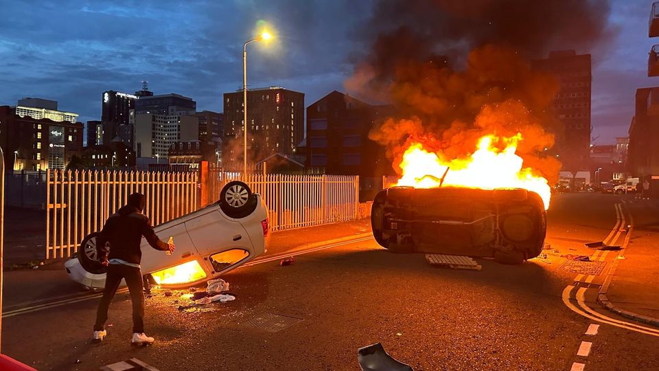 Cars on fire in the Wellwood Street area of Sandy Row (Photo: Liam McBurney)