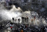 thumbnail: Palestinians search for bodies in the rubble of the destroyed house of Hamas senior leader Nizar Rayan after an Israeli missiles strike in the refugee camp of Jabaliya on January 1, 2009 in Gaza