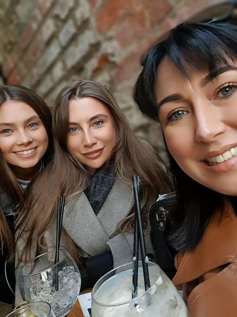 Jaysley Beck (left) with her sister Emilli (centre) and mother Leighann McCready (Family Handout/PA)