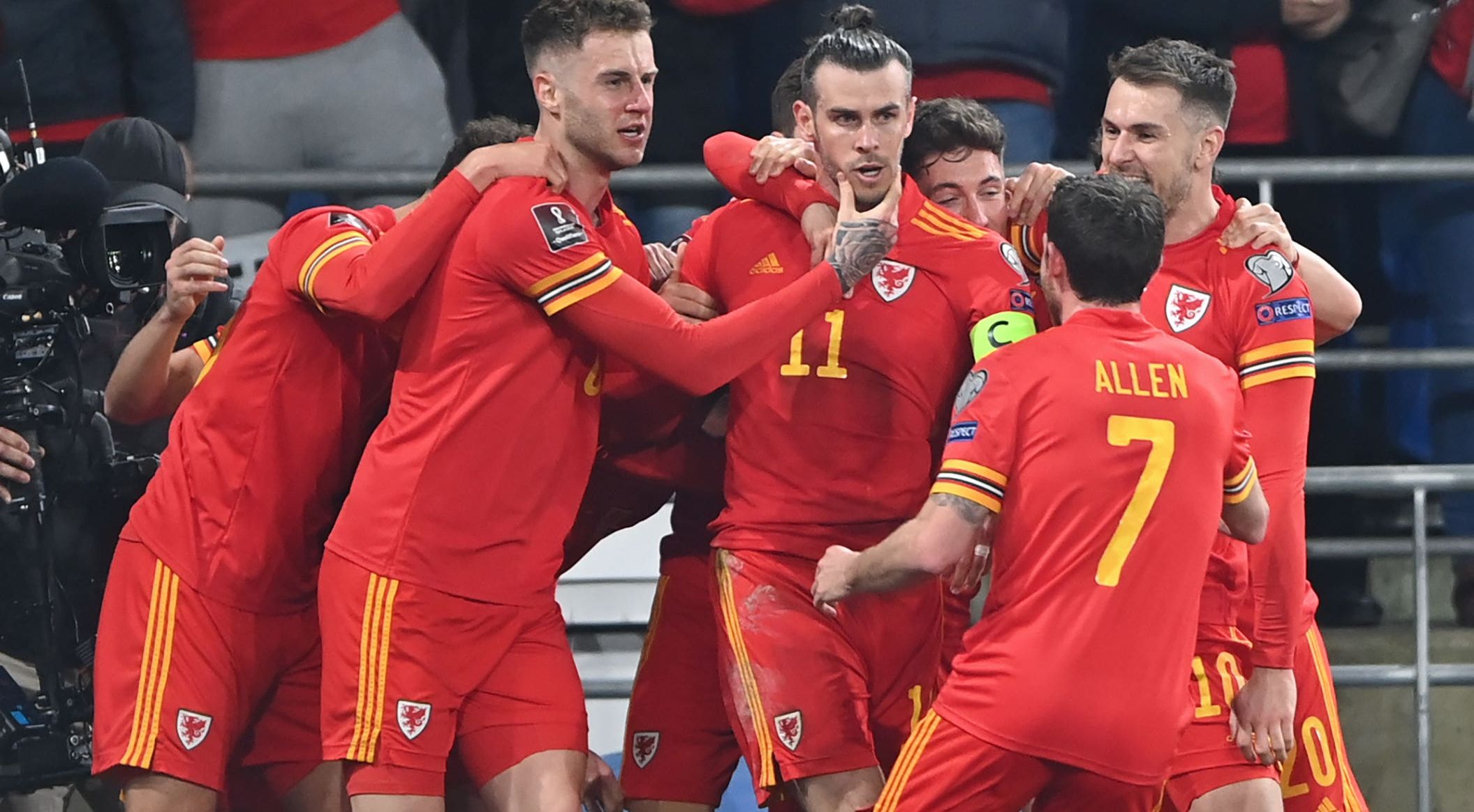 Gareth Bale goal video: Wales star scores on free kick vs Austria