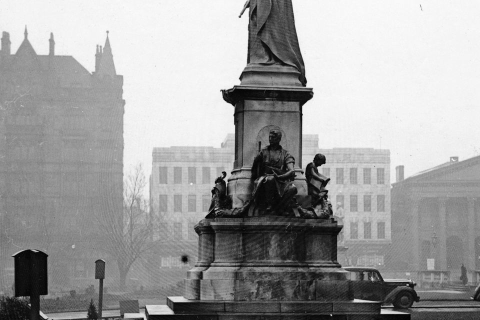 Statue of Queen Victoria in the grounds of the City Hall, Belfast. 5/1/1943
Belfast Telegraph Collection/NMNI