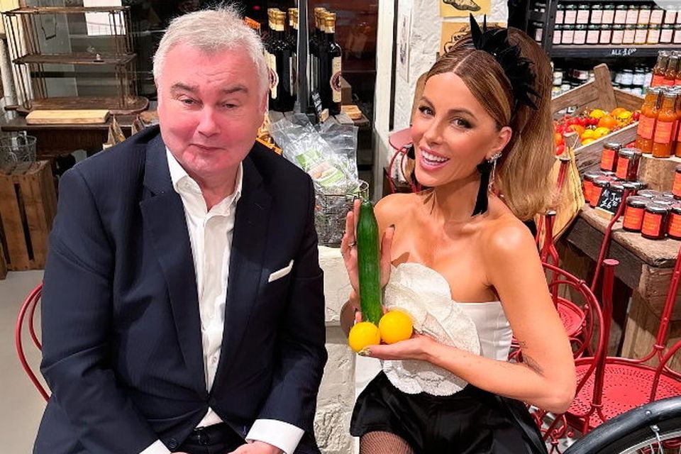 Hollywood actress Kate Beckinsale gets Eamonn Holmes to pose with 'suggestive veg' at party | BelfastTelegraph.co.uk