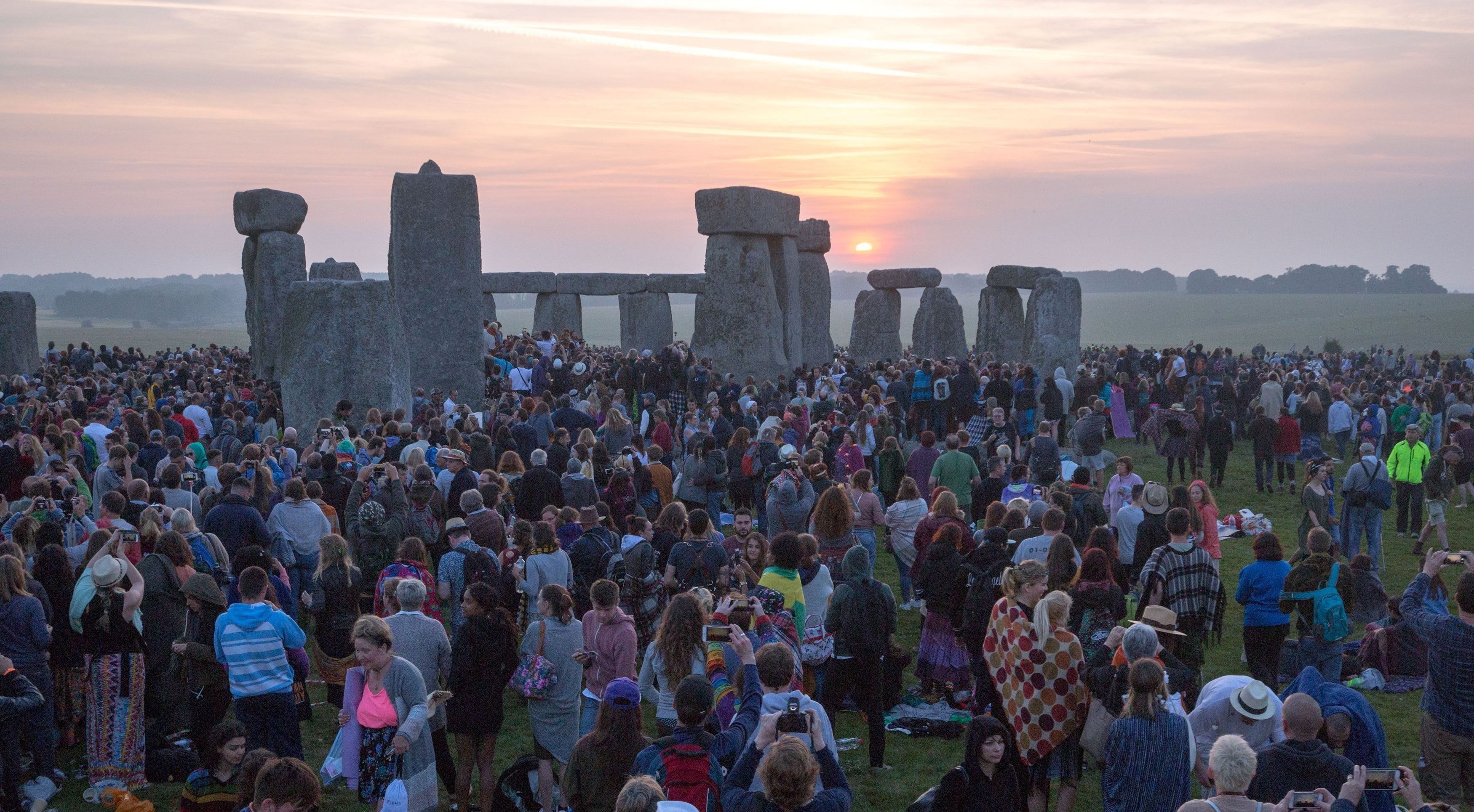 stonehenge summer solstice alignment