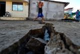 thumbnail: A man evacuates his belongings in Manta, Ecuador, on April 17, 2016 a day after a powerful 7.8-magnitude quake hit the country.
The toll from the big earthquake in Ecuador rose on Sunday to 246 dead and 2,527 people injured, the country's vice president said. / AFP PHOTO / LUIS ACOSTALUIS ACOSTA/AFP/Getty Images