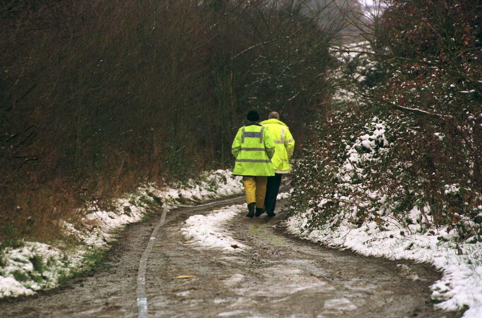 Police search the remote lane in Rettendon, Essex, in 1995 after the bodies of Tony Tucker, Pat Tate and Craig Rolfe were found inside a Range Rover (PA)