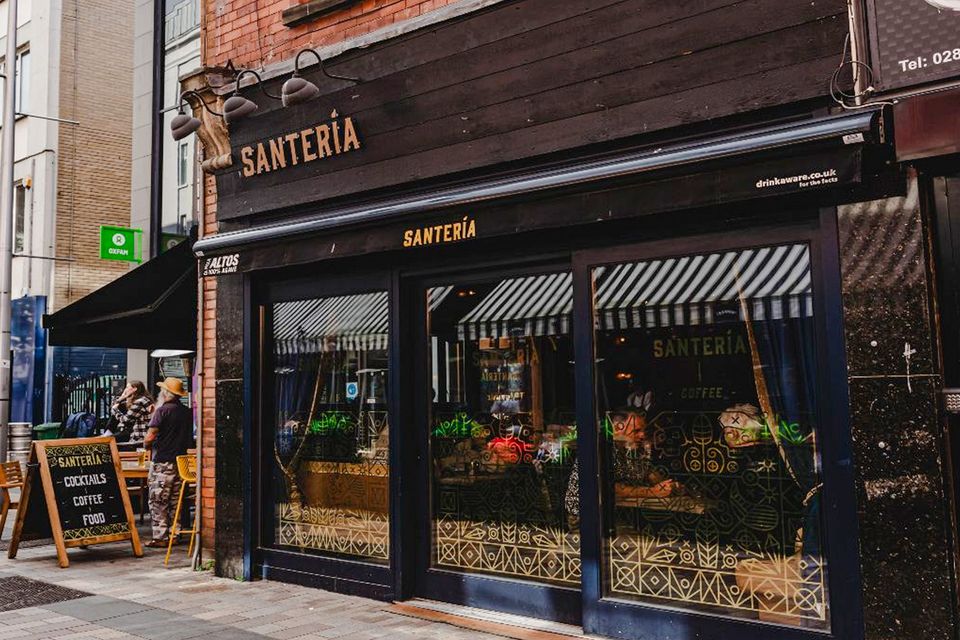 Santeria: un pub di Belfast è stato costretto a cambiare marchio dopo aver “arruffato le piume” in Italia
