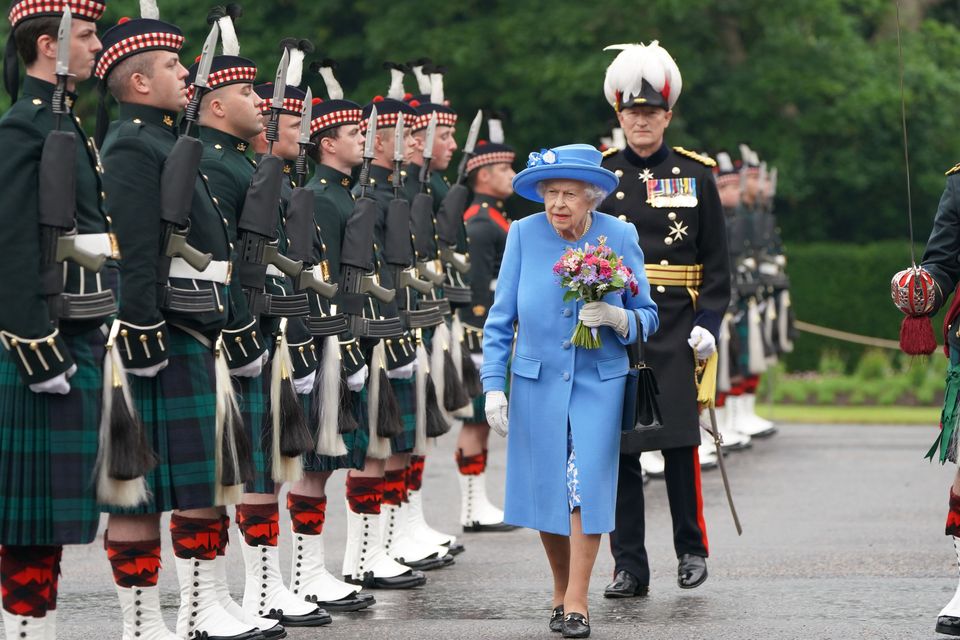 Queen greeted with traditional Ceremony of the Keys as she arrives in ...